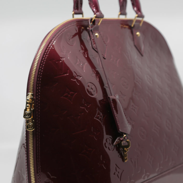 Comme neuf. Sac Alma GM vernis empreinte Monogram Louis Vuitton - seconde main – Image 2
