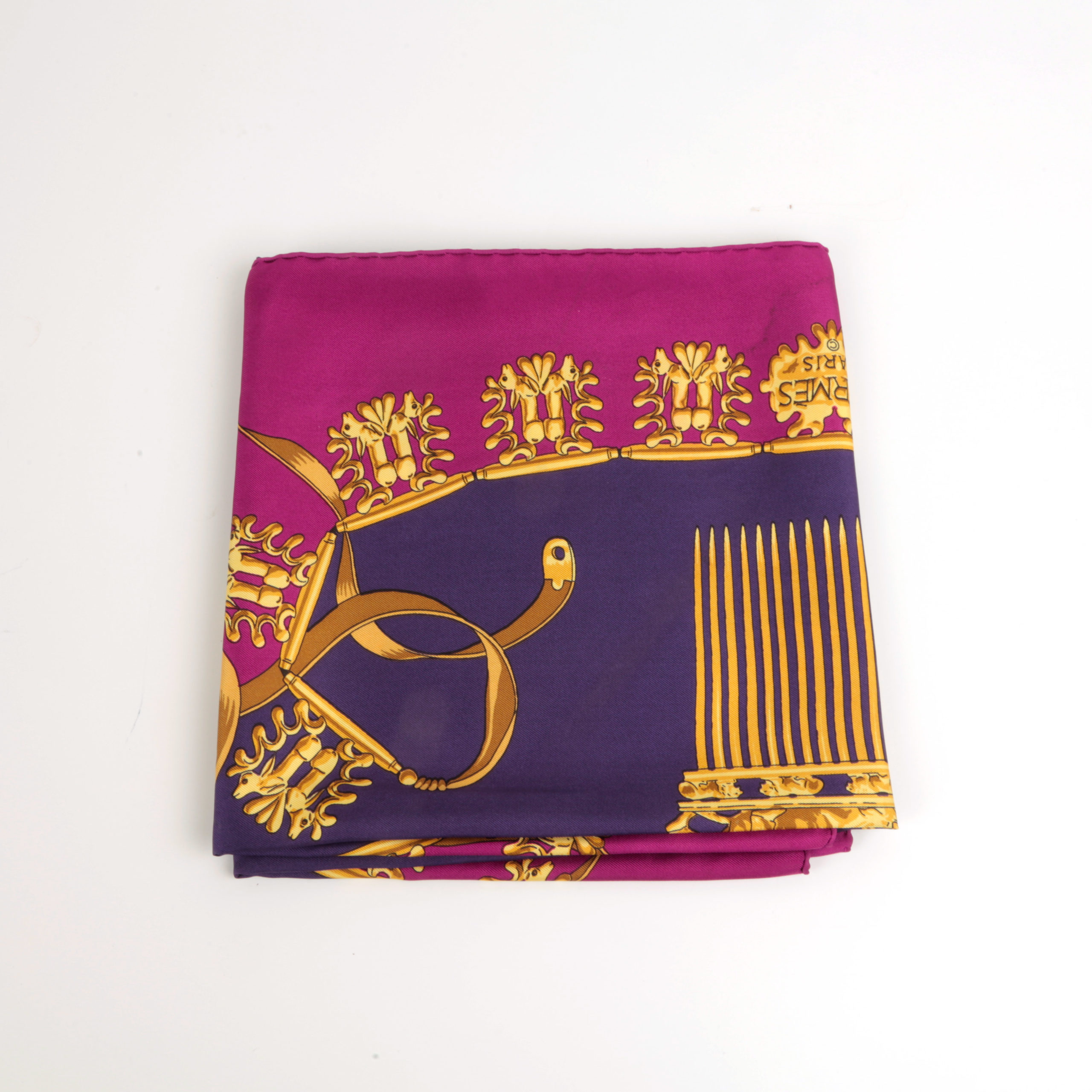 Carré en soie violet '' Les Cavaliers d'Or Hermès - seconde main
