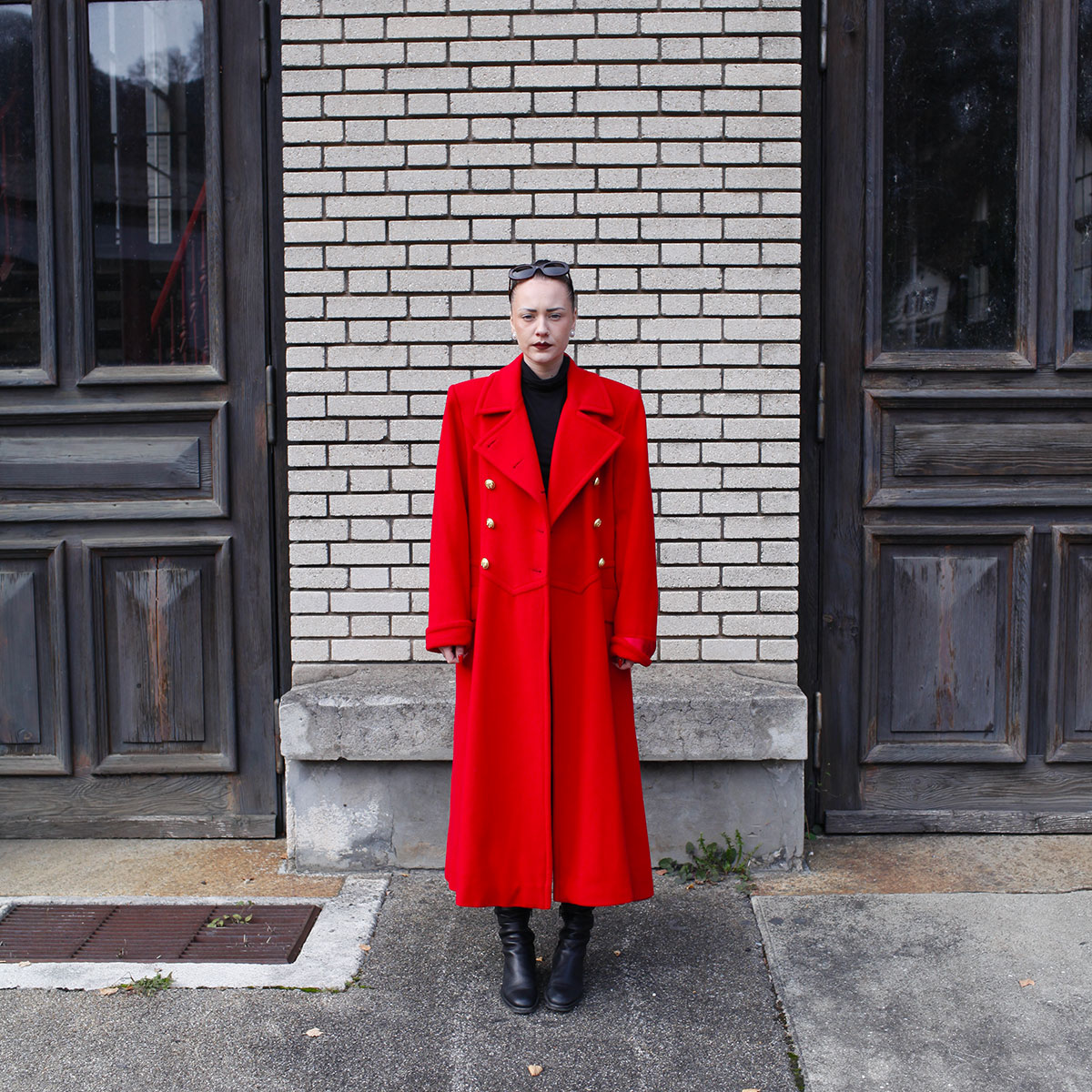 Manteau long croisé rouge boutons dorés T.38 Variation Yves Saint Laurent – seconde main